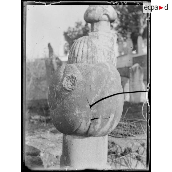 [Cimetière turc de Salonique, en Grèce : gros plan de stèle sculptée : détail.]