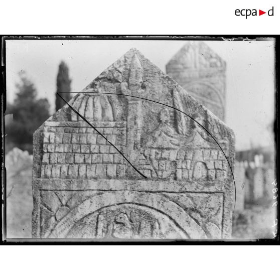 [Cimetière turc de Salonique, en Grèce : gros plan de stèle sculptée : détails.]