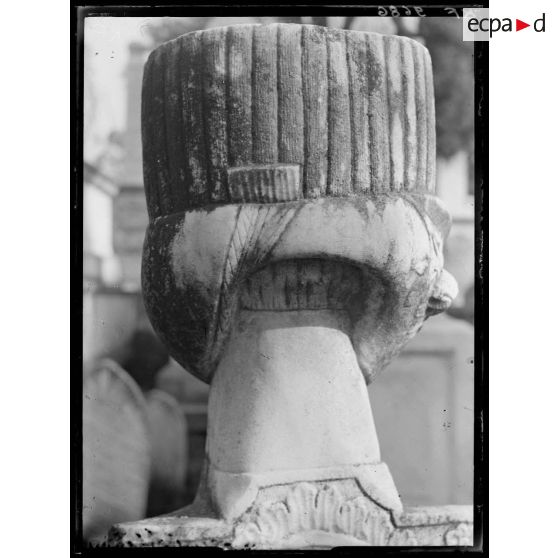 [Cimetière turc de Salonique, en Grèce : gros plan de stèle sculptée : détail.]