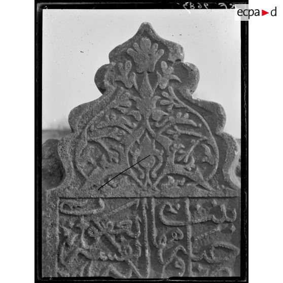 [Cimetière turc de Salonique, en Grèce : gros plan de stèle sculptée : détail.]