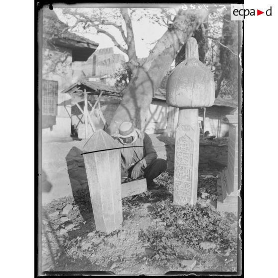 [Cimetière turc de Salonique, en Grèce : stèles sculptées.]