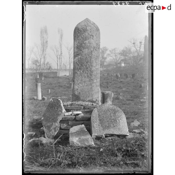 [Cimetière turc de Salonique, en Grèce : stèles gravées.]