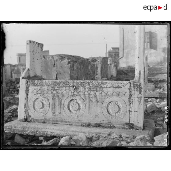 [Cimetière turc de Salonique, en Grèce : gros plan d'un tombeau sculpté.]