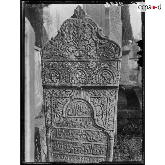 [Cimetière turc de Salonique, en Grèce : gros plan de stèle gravée et sculptée.]