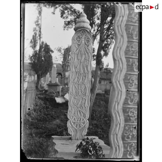 [Cimetière turc de Salonique, en Grèce : stèle gravée et sculptée.]
