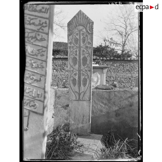 [Cimetière turc de Salonique, en Grèce : stèle gravée.]