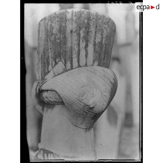 [Cimetière turc de Salonique, en Grèce : gros plan de stèle sculptée : détail.]
