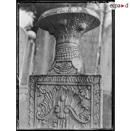 [Cimetière turc de Salonique, en Grèce : gros plan de stèle sculptée : détail.]