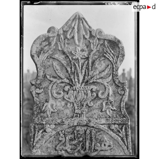 [Cimetière turc de Salonique, en Grèce : gros plan de stèle gravée et sculptée : détail.]