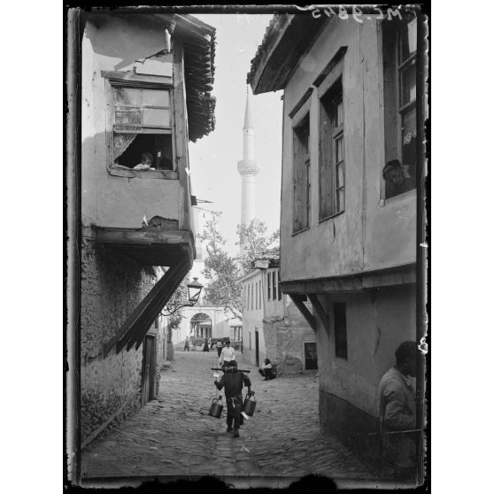 Salonique. Une rue près de l'église Saint Georges. [légende d'origine]