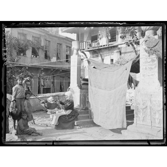 Salonique. Réfugiés de Macédoine au Tékieh Kapon. [légende d'origine]