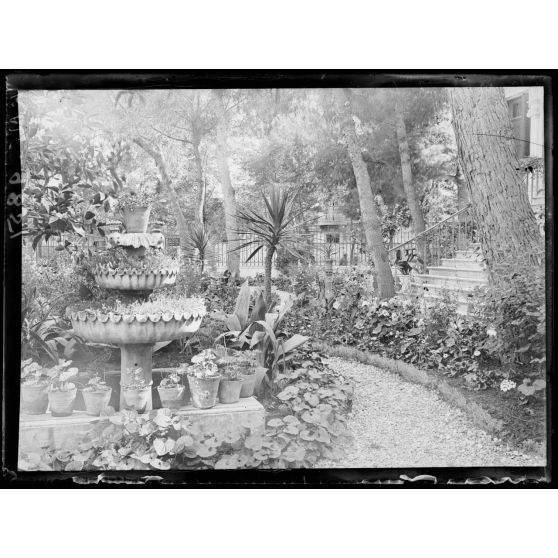 Salonique. Jardin du général Guillaumat. [légende d'origine]