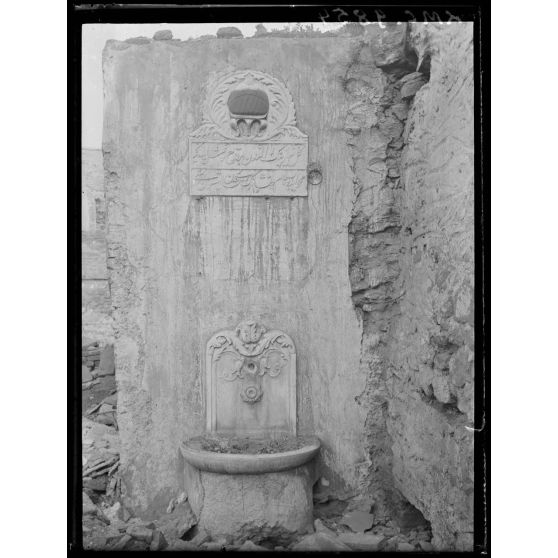 Salonique. Petite fontaine turque près de Féthié Tékessich. [légende d'origine]