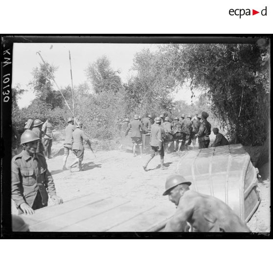 Front grec. Lancement d'un pont de bateaux sur la Strouma par les pontonniers grecs. [légende d'origine]