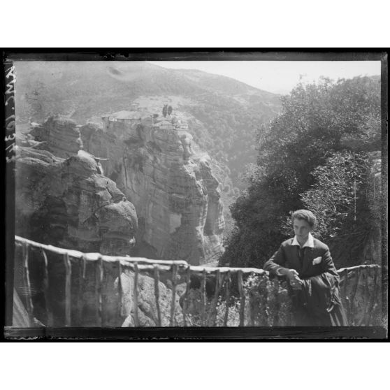 Monastère de Varlaam. Vue prise du Grand Météore. [légende d'origine]