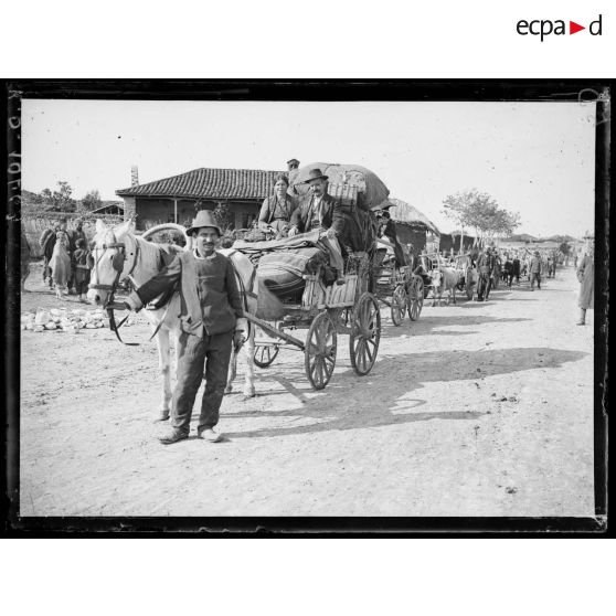 Doxato. Macédoine. Les habitants reviennent au pays après le départ des Bulgares. [légende d'origine]