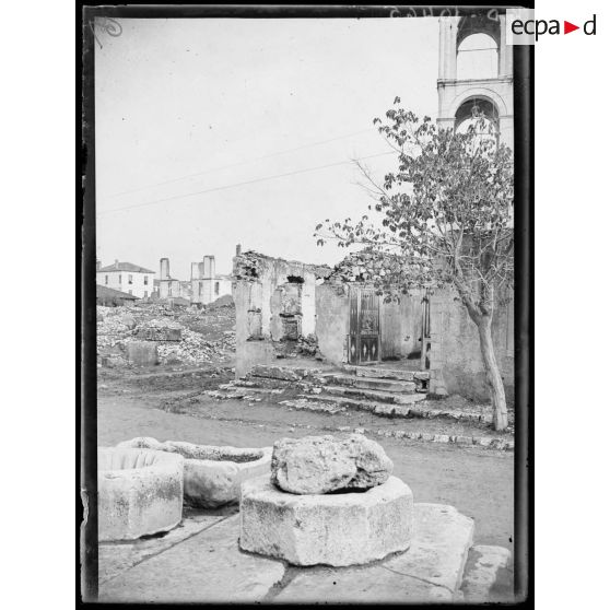 Doxato. Macédoine. Pierres Romaines et l'église (Ruines de 1913). [légende d'origine]