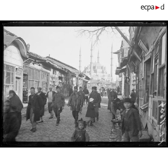 Andrinople. Un rue, au fond la mosquée. [légende d'origine]