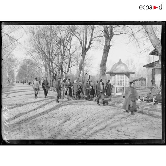 Andrinople. Officiers français traversant la frontière bulgaro-turque. [légende d'origine]