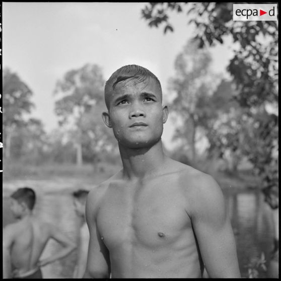 Un élève de l'école d'officiers de l'armée nationale laotienne après la natation.