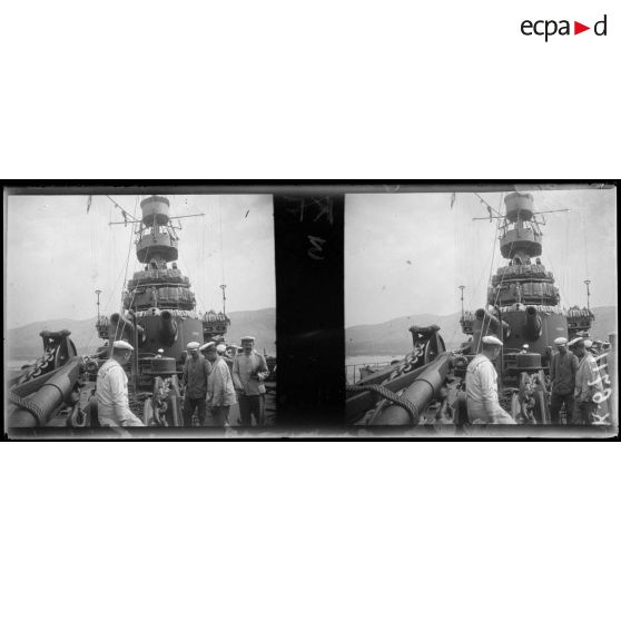 Baie de Kératsini. L'avant du cuirassé "Vérité" paré pour le combat. [légende d'origine]