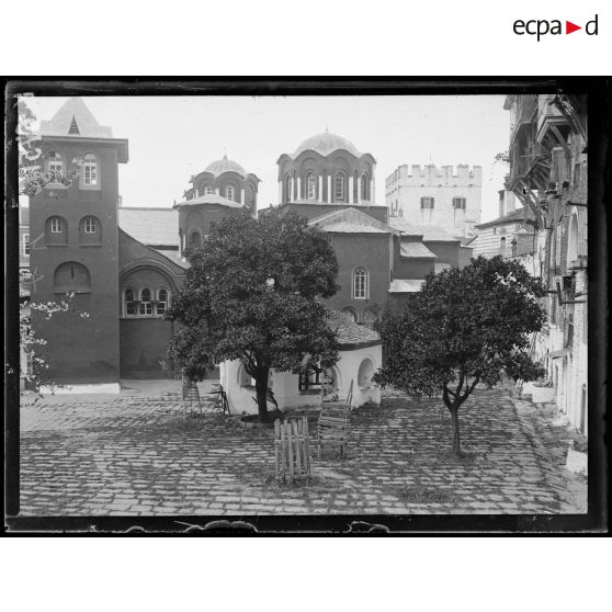 Mont Athos. Cour de Vatopédi. [légende d'origine]
