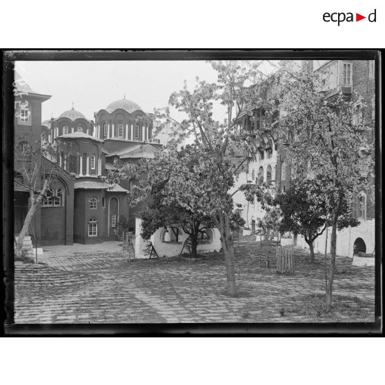 Mont Athos. Cour de Vatopédi. [légende d'origine]