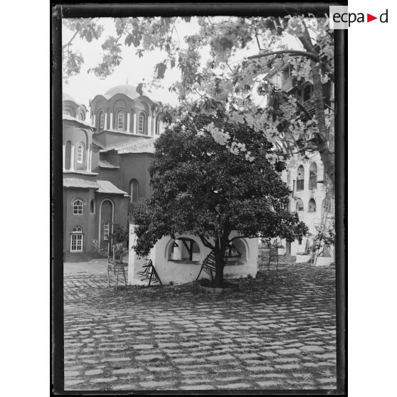 Mont Athos. Cour de Vatopédi. [légende d'origine]