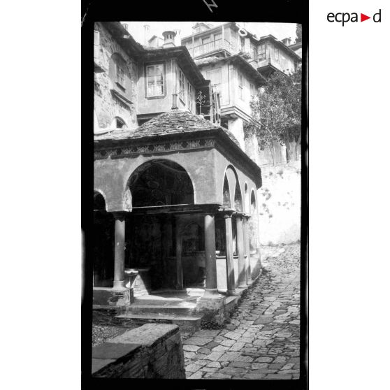 Mont Athos. Monastère de Dochiarion. Le baptistère. [légende d'origine]