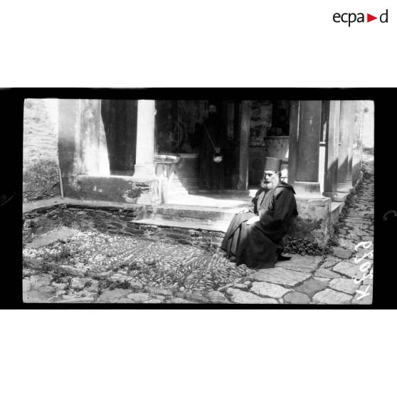 Mont Athos. Monastère de Dochiarion. Moines. [légende d'origine]