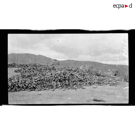 Iven (Boucle de la Cerna). Amas de douilles vides de 75 après la bataille. [légende d'origine]
