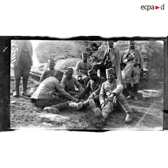 Yelak (Boucle de la Cerna). Soldats serbes jouant aux cartes. [légende d'origine]