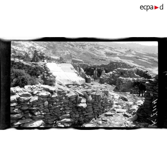 Cegel. Ruines près du poste de commandement de la 16e division coloniale. [légende d'origine]