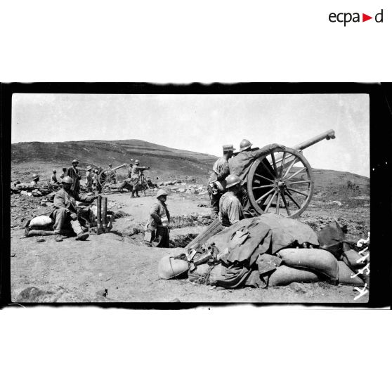 Brenik. Batteries contre avions au moment de l'offensive du 9 mai 1917. [légende d'origine]