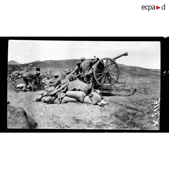 Brenik. Batteries contre avions au moment de l'offensive du 9 mai 1917. [légende d'origine]