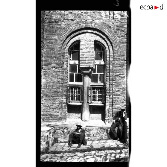 Mont Athos. Couvent de Dochiarion. Une fenêtre du couvent. [légende d'origine]