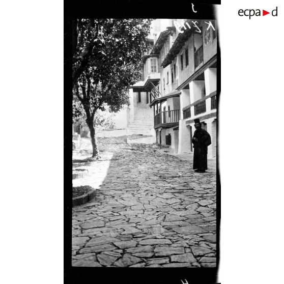 Mont Athos. Couvent de Dochiarion. La cour intérieure de Dochiarion. [légende d'origine]