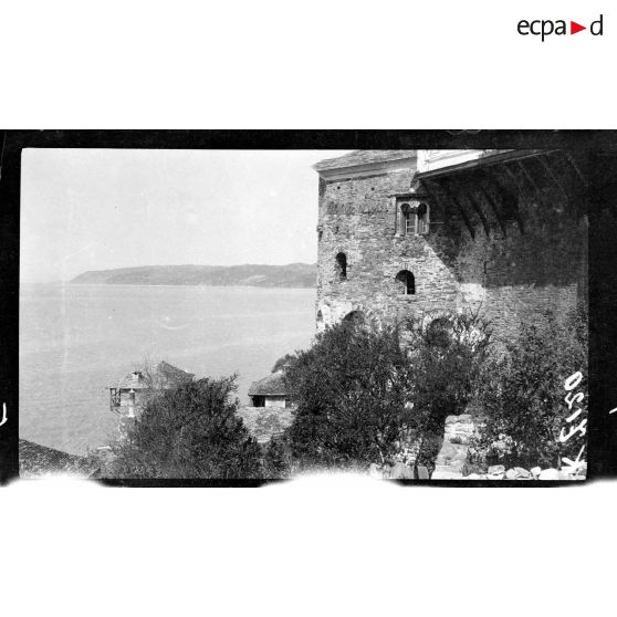 Mont Athos. Couvent de Dochiarion. Couvent de Dochiarion, vue extérieure et vue sur la mer. [légende d'origine]