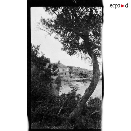 Mont Athos. Vieille maison de pêcheur près de l'échelle du Zographe. [légende d'origine]