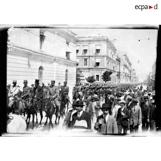 Athènes. La Prestation de Serment. Les troupes vénézélistes défilant rue du Stade. [légende d'origine]