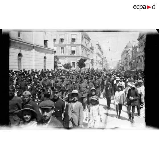 Athènes. La Prestation de Serment. Les troupes royalistes suivent les troupes vénézélistes. [légende d'origine]