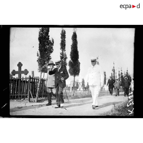 Cimetière du Pirée. Au nom de la France, Mr Jounart, avant son départ, va rendre hommage aux victoires françaises du guet-apens de décembre 1916 (Mr Jounart, l'Amiral de Guesdon, le général Regnault saluant les vicaires généraux). [légende d'origine]