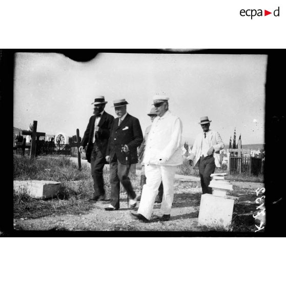 Cimetière du Pirée. Au nom de la France, Mr Jounart, avant son départ, va rendre hommage aux victoires françaises du guet-apens de décembre 1916 (Mr Jounart, l'Amiral de Guesdon, le général Regnault saluant les vicaires généraux). [légende d'origine]
