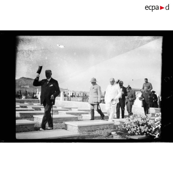 Cimetière du Pirée. Au nom de la France, Mr Jounart, avant son départ, va rendre hommage aux victoires françaises du guet-apens de décembre 1916 (Mr Jounart, l'Amiral de Guesdon, le général Regnault saluant les vicaires généraux). Les mêmes, avec Mr David et Mr Castillon de Saint Victor entrant dans l'enclos réservé aux tombes de nos marins. [légende d'origine]