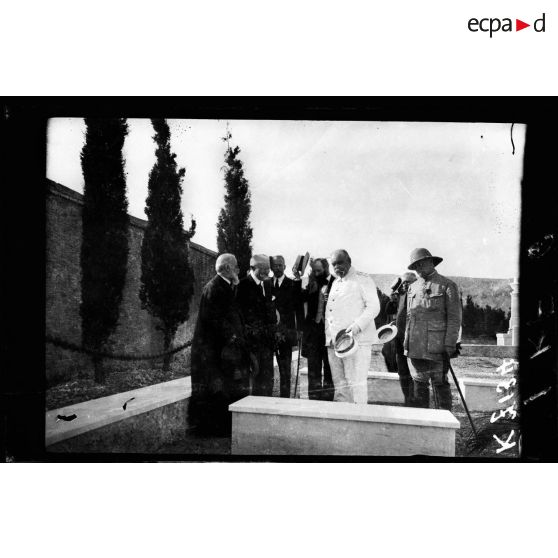 Cimetière du Pirée. Au nom de la France, Mr Jounart, avant son départ, va rendre hommage aux victoires françaises du guet-apens de décembre 1916. Mgr Petit, Mr Jounart, Mr David, l'amiral de Guesdon, le général Regnault près des tombes de nos marins. [légende d'origine]