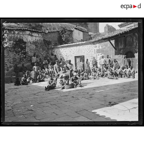 Kalabaka (Thessalie). Les Sénégalais dans la cour de l'église. [légende d'origine]