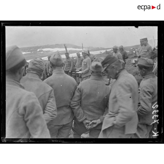 Sommet du Floca. Le commandant Chaplin lit aux soldats de la 4eme batterie de 120 long, 104e ragiment d'artillerie lourde, la citation qui les met à l'ordre du jour de l'armée. [légende d'origine]
