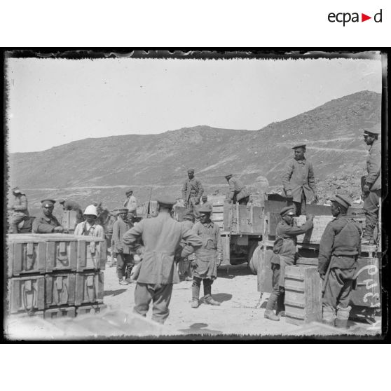 Près Monastir. Prisonniers bulgares déchargeant des munitions. [légende d'origine]