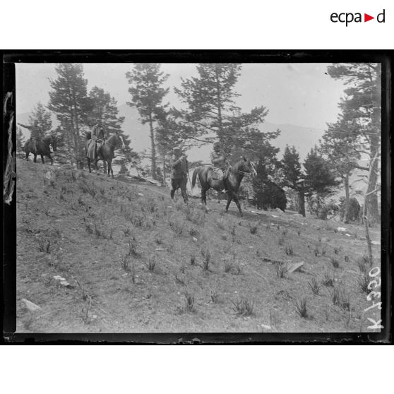 Yélak. Poste de commandement de la 1ere armée. Le Prince de Serbie (à cheval), le voïvode Michich et à cheval derrière eux le commandant Picot. [légende d'origine]
