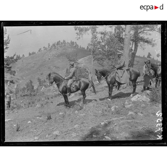Yélak. Poste de commandement de la 1ere armée. Le Prince de Serbie, derrière lui, le commandant Picot. [légende d'origine]